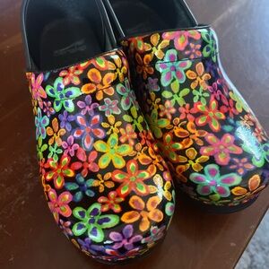 Dansko, multicolored flowers